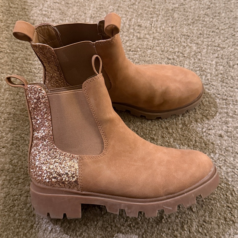 Girls Glitter Back short Boots in Camel 2